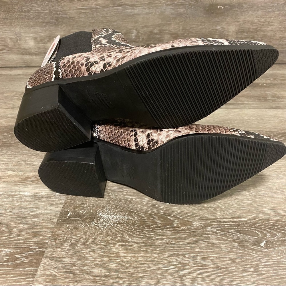 Blondo | Emelia Waterproof Snakeskin Chelsea Booties Size 7 NEW - Picture 5 of 7